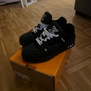 Svarta designer skor  - Svarta designer skor med vita sko snören helt nytt skick nyhet smuts eller fel på dom 