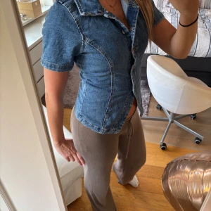 Blå jeansskjorta med kort ärm - Blå jeans tröja som sitter superfint med knappar i mitten!!