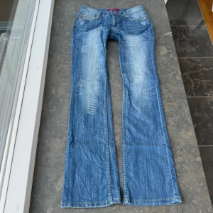Lågmidjade jeans  - Så snygga jeans som tyvärr inte passar mig och har därför ingen bild på! Midjemått tvärsöver: 37cm Midjehöjd: 18cm Inerbens längd: 83cm💕