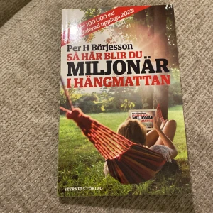 Så här blir du miljonär i hängmattan - Vill du lära dig smarta tips om ekonomi och investeringar på ett enkelt och avslappnat sätt? Den här boken är perfekt för unga vuxna som vill ta kontroll över sin framtid och bygga en förmögenhet – utan stress.