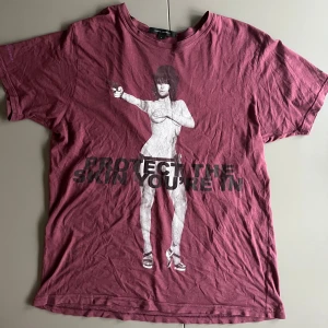 Röd t-shirt Marc Jacobs  - Vintage Marc Jacobs t shirt! Så cool!