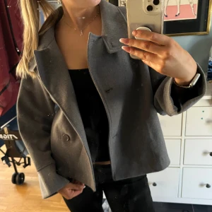Grå kappa  - Snygg grå kort kappa 😍 Kappan är från Gina och ändast andvänd 1 gång 🤪 