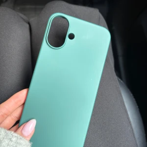 Grönt skal till iPhone 16 plus - Helt nytt mobilskal, köpte fel modell, skalet är helt oanvänt och nytt pris 170 kr