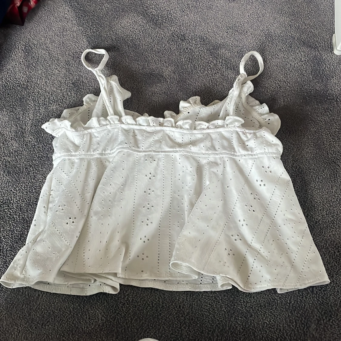 Vit linnetopp med volang och broderi - 1