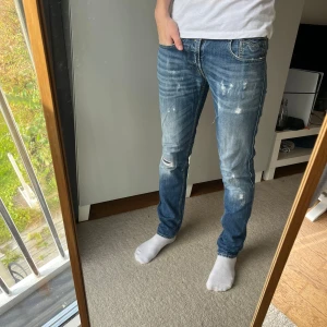 Replay anbass jeans - Tja! Säljer detta feta paret jeans från Replay!|Modell: Anbass| Mycket gott skick!| Pris alltid diskuterbart!| Vid minsta fråga tveka inte att kontakta mig!| //Nils- köp efter 25/10 kommer skickas 30/10!