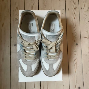 Maison margiela gats vita - Säljer nu dessa vita maison margielas , låda ingår, storlek 43! Skorna är INTE äkta men är samma kvalitet som originalet