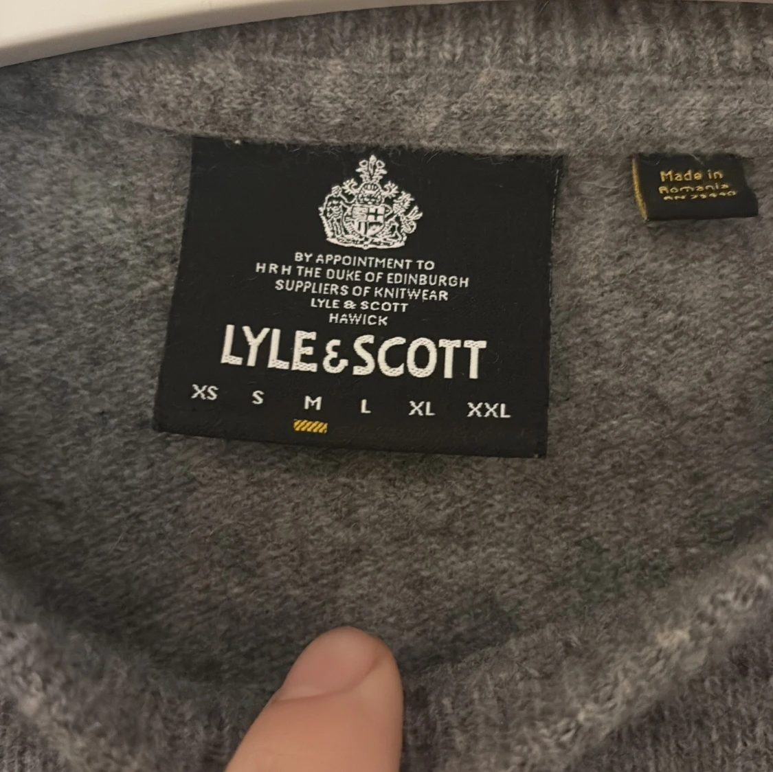 Grå stickad tröja från Lyle & Scott - 2