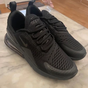 Nike Air Max 270 - Nike Air Max 270 svarta oanvända helt nya 