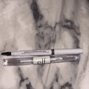 e.l.f. brynpenna & bryngel set - Säljer ett set med e.l.f. Instant Lift Waterproof Brow Pencil i brun nyans och en transparent e.l.f. brow gel. Pennan har borste i ena änden och gelén kommer i tub med applikator. Endat använd en gång på båda produkterna känner att det inte var min grej 100kr för båda!  ☺️