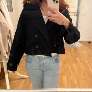 Svart croppad trenchcoat från gina - Jätte snygg men kommer inte till användning längre 