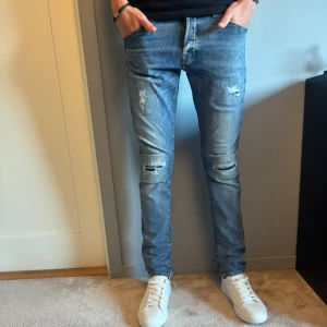 Slim jeans  - Säljer ett par blå slim fit jeans från Jack & Jones. Perfekt för dig som gillar en modern och avslappnad stil. Modellen är Slim fit Glenn. Människa på bilden är 178 cm