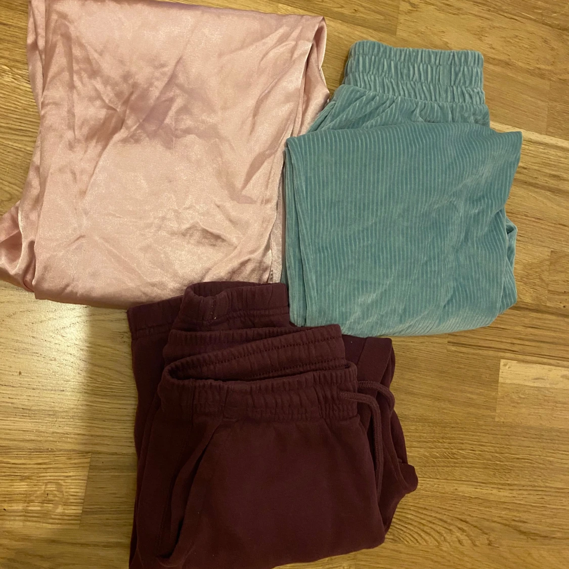 Klädpaket Tre par pyjamas byxor i olika färger strl XS