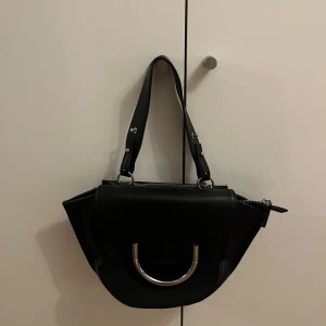 Svart handväska - Snygg svart handväska från Carin Wester!