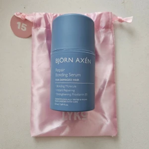 Björn Axén Repair Bonding Serum 50ml - Björn Axén Repair Bonding Serum för skadat hår. Innehåller Bonding Molecule, ger omedelbar reparation och stärker med Provitamin B5. Dermatologiskt testad och vegansk. 50 ml.  Denna ska tydligen likna k18 väldigt mycket!  Ord pris 290kr