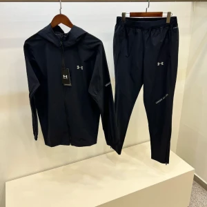 Under Armour tracksuit - Under armour tracksuit i S, hel svart