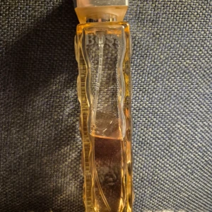 Boss Orange Woman 50ml parfym - Hälften kvar. Boss Orange Woman, 50 ml. Toppnot: äpple. Hjärtnoter: vita blommor, apelsinblomma och kanel. Basnoter: vanilj och sandelträ. Perfekt för dig som vill ha en modern och kreativ vibe.
