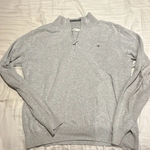 Ljusgrå half zip tröja från Gant - Säljer denna ljusgrå halv zip från Gant då den inte kommer till användning längre, Strl S passar den som är 175 och neråt. Nyskick, Vid minsta lilla fundering hör gärna av dig! 
