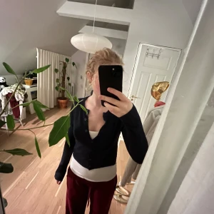 Linne från lager 157 - Tunt linne i färgen mörkblå. Kommer ifrån lager 157 i storlek xs. Modellen är liten i storlek. Kan stylas på många olika sätt💞