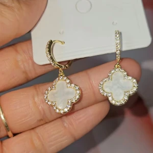 Guld clover pearl hoops örhängen - Jättefina trendiga timeless örhängen, färg (White mother of pearl) dem är helt nya. Material i Sterling silver 925. Skickas med en present påse ✨