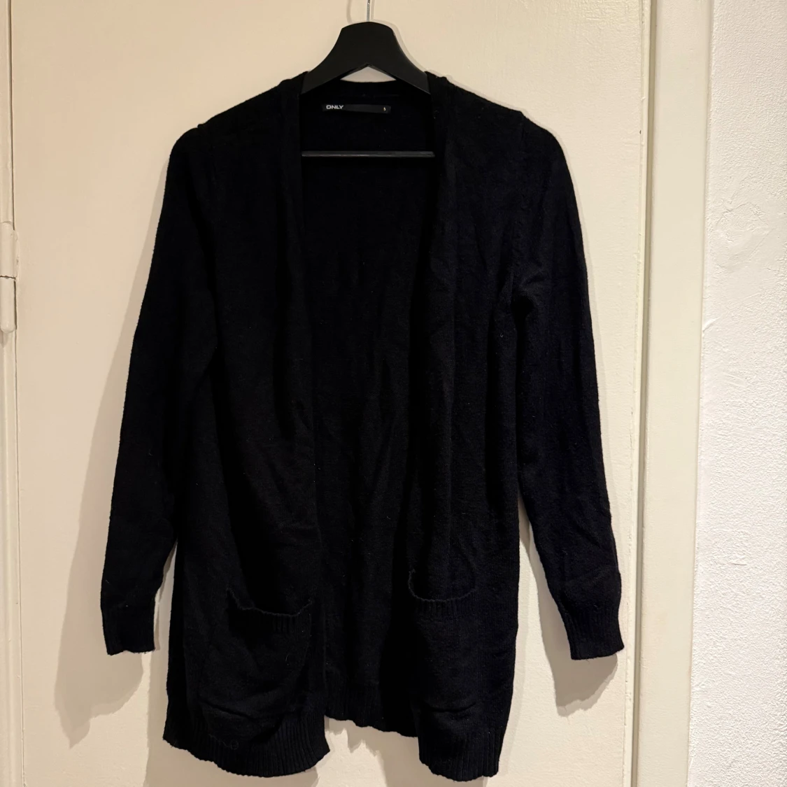 Svart kofta från ONLY med fickor