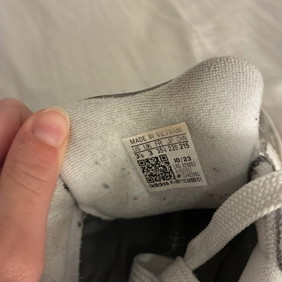 Gråa Adidas sneakers med vit logga - 3