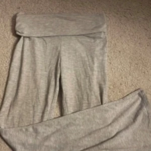 Grå yougha pants hm - Säljer ett par grå yougha pants med bred, vikt midja. Byxorna är tillverkade i mjukt bomullsmaterial, perfekta för chill dagar. Färgen är ljusgrå och modellen är rak i benen och botcut. Säljer då jag köpte fel storlek 