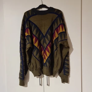 Retro mönstrad tröja Carlo Colucci - Vintage,. Oklart storlek men skulle väl säga M, ni ser hur den sitter. Kolla in mina andra saker jag säljer:)