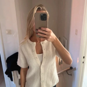 Stickad kofta - Stickad kortärmad kofta från Gina strl s använd typ 3 ggr inte jätte nopprig 🩷