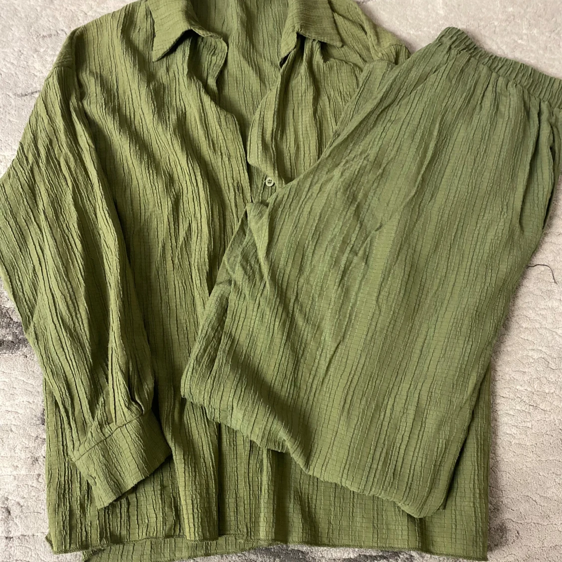 Olivgrön skjorta i krinklad bomull