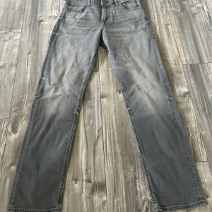 Gråa jeans - Säljer ett par gråa jeans dom är köpta på jeans bolaget, har använt dom en gång.