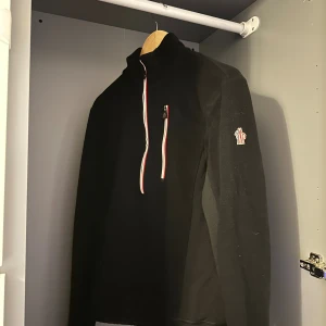 Svart fleece-tröja från Moncler - Svart fleece-tröja från Moncler pris kan diskuteras kom in med prisförslag.