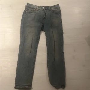 Blå straight fit jeans från H&M - Ett par blå jeans från H&M i straight regular fit med klassisk femficksdesign och normal passform. Jeansen har en något tvättad look och är tillverkade i bomullsmaterial. Perfekta för en avslappnad stil. Har tyvärr ingen bild när någon har på sig byxorna.Är väldigt snygga passar till vilka kläder som helst. Skriv för mer information. Bilden är lite suddig så skicka om ni vill veta något som man inte ser.