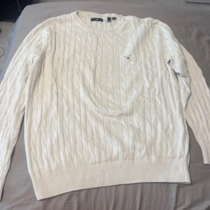Vit kabelstickad tröja från GANT - Jättesöt tröja från GANT som jag dessvärre inte använder eller har använt mycket alls, därav säljer jag den. Passar perfekt till hösten som kommer då den är ganska varm och skön. 🫶🏼