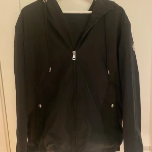 Moncler vindbraker  - Säljer denna moncelr vindbraker den är i storlek L är lite mindre än den käns skriv gärna vid frågor 👏👏👏👏
