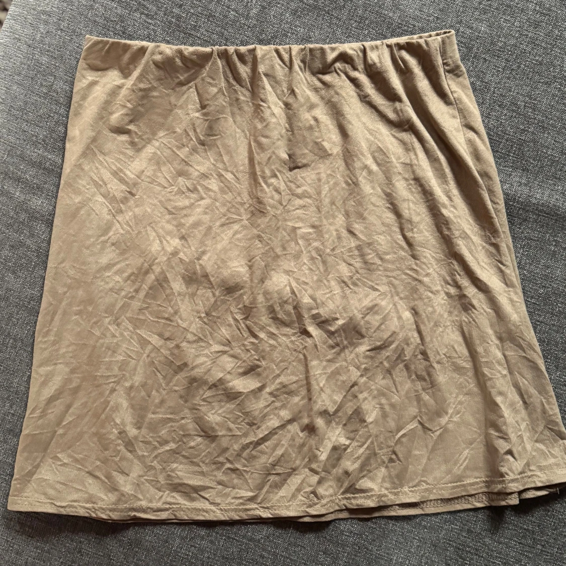 Beige kortkjol från NLY Trend