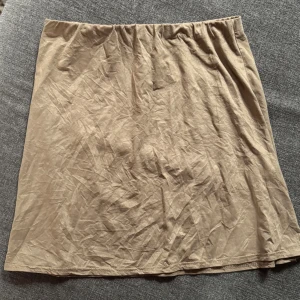 Beige kortkjol från NLY Trend - Enkel och stilren beige kortkjol från NLY Trend i mjukt, lätt material. Kjolen har resår i midjan och en rak passform som gör den lätt att matcha med olika toppar. Perfekt för dig som gillar minimalistisk stil.