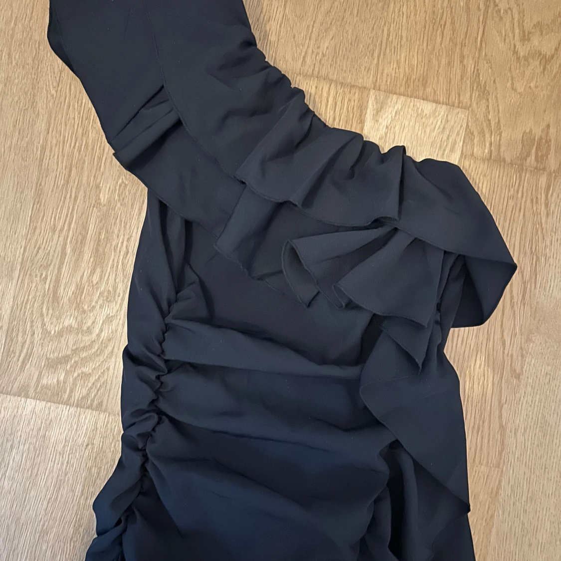 Svart omlottklänning med volanger - 2