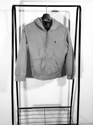 POLO RALPH LAUREN HOODIE - Ljusblå - 10-12år - 146-152 - Okej skick - POLO RALPH LAUREN HOODIE - Ljusblå - 10-12år - 146-152 - Okej skick - Inga synliga defekter