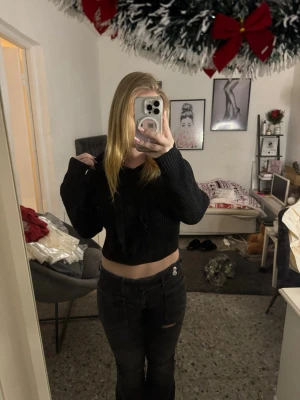 Svart croppad stickad hoodie  - Svart croppad stickad hoodie från Divided by H&M. Tröjan har huva med snörning, ribbade muddar och lång ärm. Snygg och enkel att matcha med jeans eller kjol.