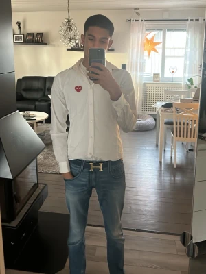 Comme des garcons skjorta - Hej säljer min jätte fina och fräscha skjorta då den inte passar mig längre. Använde den sommarn 2025 och bara då. Lappen där fram finns ej kvar men de stog endå bara Play på den. Priset är ej hugget i sten men kom med rimliga prutningar. Skriv om det är nåt du undrar!😀