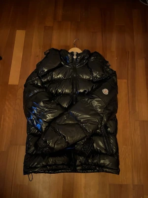 Moncler Maya - Säljer nu min helt oanvända Moncler Maya då jag upptäckt att den ej var äkta, jag har endast prövat den men aldrig använt den så den är i helt nytt skick. Skriv vid minsta fundering, pris ej hugget i sten och kan få ner i pris vid snabb affär.