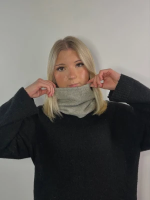 Ljusgrå kashmir buff - 013 ljusgrå buff. 100% återvunnen kashmir i riktigt fint skick!🐐erbjuder upphämtning i Västerås och Sala!