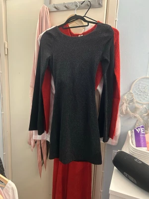 klänning - svart klänning ifrån design by si i storlek xs/s . Helt ny