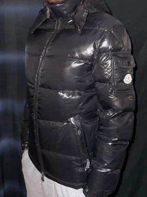 Svart Moncler pufferjacka med huva - Säljer en helt ny oanvänd svart pufferjacka från Moncler. Tagg står kvar och originalpåse medföljer.