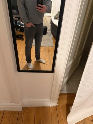 Slim Glenn grå jeans från Jack & Jones - Säljer ett par Slim Glenn jeans från Jack & Jones i snygg mörkgrå tvätt. Modellen är slim fit med normal passform och klassisk femficksdesign. Jeansen är tillverkade i mjukt bomullsmaterial med lite stretch för extra komfort. Jag är 180 och väger 73kg