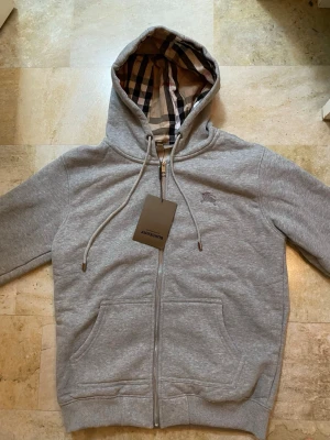 Burberry kofta - Säljer min burberry kofta som är helt ny och i top kvalitet. Den är i Large, men känns mer som Medium. Pris går att diskuteras 