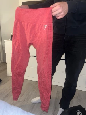 Gymshark tights  - Säljer dessa gymshark taights då dem endast kommit till användning få gånger och är som nya. Nypris 599