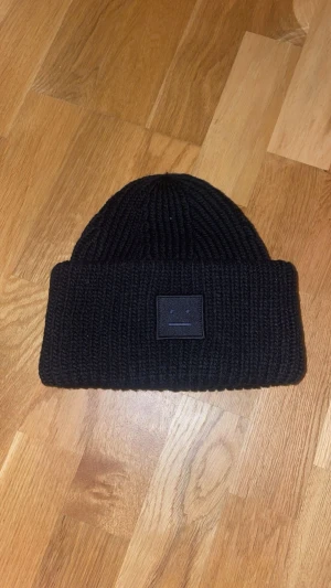 Svart stickad mössa Acne Studios - Säljer en svart mössa från Acne Studios som inte kommer till använding något mer, använd fåtal gånger och i fint skick