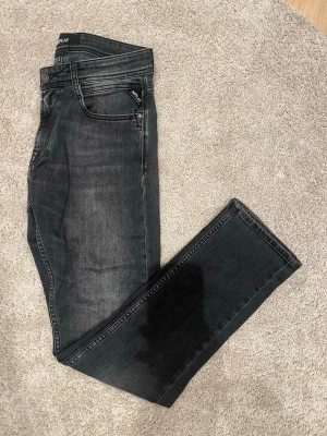 Replay Rocco Slim Fit Jeans - Säljer nu ett par riktigt feta Replay Rocco jeans! Väldigt snygg svart tvätt på dessa jeansen, inga defekter eller liknande, storleken är W28 & L 32, vid fler frågor kring mått eller bilder är det bara att höra av sig / AC Fashion 🤝