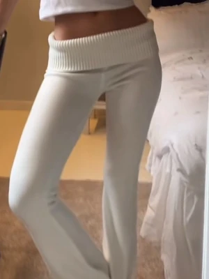 Vita stickade byxor från Nelly XXS - Säljer ett par vita stickade byxor från Nelly i storlek XXS. Byxorna har bred ribbad midja och ribbade benslut, vilket ger en chill och trendig look. Modellen är loose med raka ben och mjukt stickat material som är skönt mot huden.